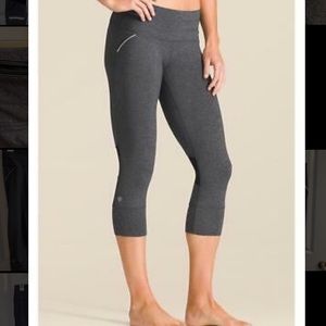 Athleta ‘relay’ grey capri leggings